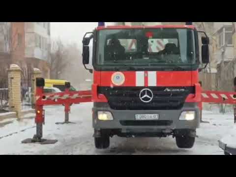 Ғимараттардың, көшелердің, пойыздардың кіреберісінде жалаңаш әйелдер