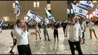 ריקודי הדגלים 2022 - התמונה מוצגת ישירות מתוך אתר האינטרנט יוטיוב. זכויות היוצרים בתמונה שייכות ליוצרה. קישור קרדיט למקור התוכן נמצא בתוך דף הסרטון