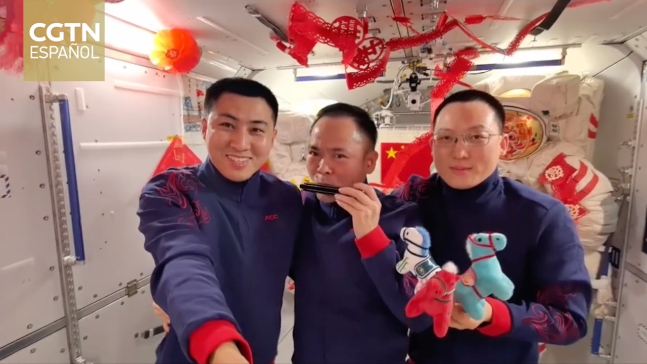 La tripulación de la Shenzhou-21 celebra el Año del Caballo a bordo de la estación espacial de China