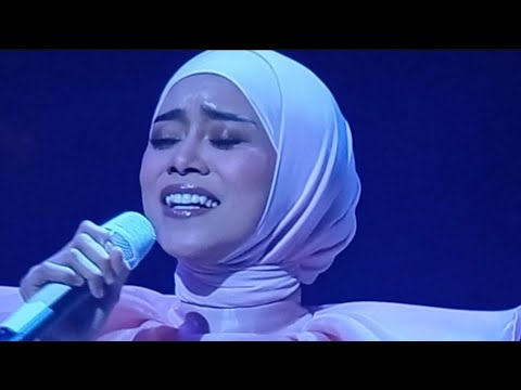 SANG DIVA KRIS DAYANTI BERDUET DENGAN DIVA DANGDUT LESTI KEJORA DI KONSER SEMESTA