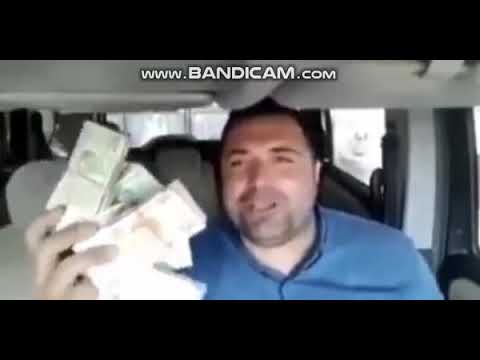 Parasıyla hava atan adam