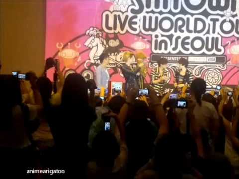 Kris feeding Chanyeol a fortune cookie [Fancam]