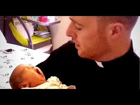 Kleryk trzyma w ramionach niemowlę. Historia, która się za tym kryje poruszy Twoje serce!