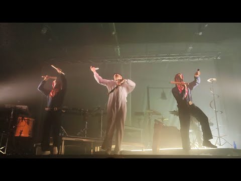 Zetak canta Eguzkiloreak en el concierto de Elizondo (Navarra) durante su gira Mitoaroa