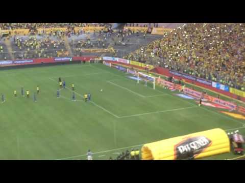 Penal de Barcelona para el 5-0 a Emelec