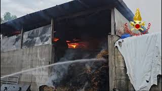 incendio-nel-fienile-carico-di-rotoballe-danni-ingenti-all-azienda