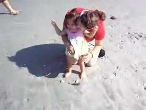Sofia en la playa con mamita