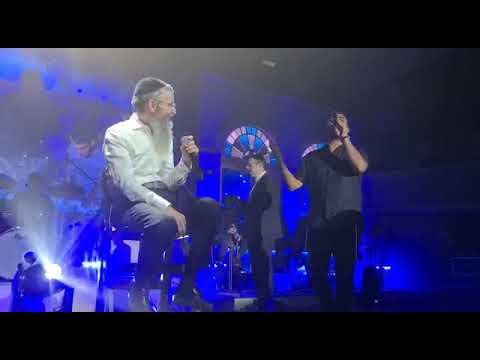 כשישי ריבו הפתיע את אברהם פריד  -  צילום  שוקי בריף