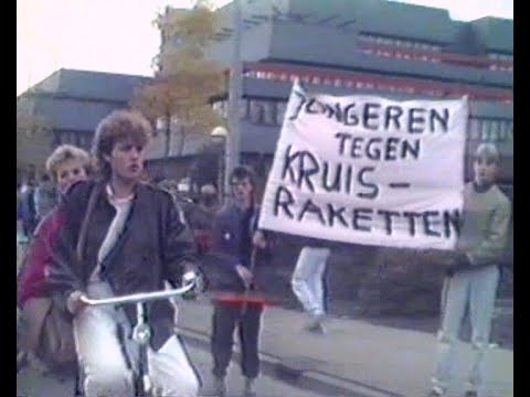 1985 Hoorn: Gemeentehuis - 'Scholierenstaking' - Kruisraketten: 'NEE!'