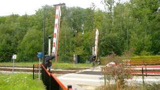 preview picture of video 'Dutch Railroad Crossing/ Level Crossing/ Spoorwegovergang Schin op geul'