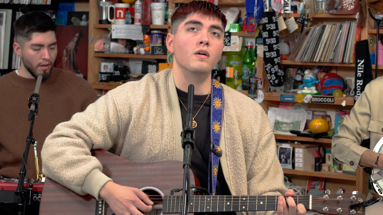 Miniatura del vídeo Kevin Kaarl: Tiny Desk Concert por NPR Music