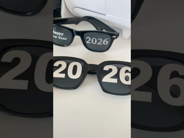 Vídeo relacionado con Carnavalife Diadema con gafa Nochevieja 2026 para nuevo año, pack de diadema con gafa, talla única adulto juvenil, photocall fiesta brindis decoración temática (Feliz Año Nuevo con Gafa, 2)