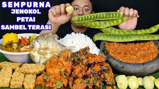 Download lagu NGEUNAH NIKMAT⁉️ MAKAN OSENG TONGKOL PEDAS LALAPAN JENGKOL MENTAH PETE  SAMBEL TERASI IKAN ASIN mp3