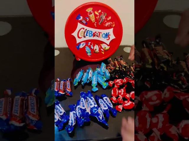 Vídeo relacionado con Celebrations, Caja Mezcla de Chocolatinas Mini, Disfruta de un Variedad de Sabores, Ideal como Regalo (196g)