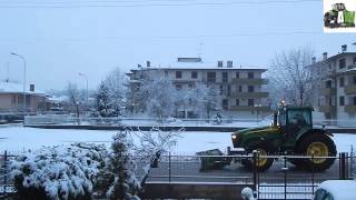 preview picture of video 'SNOWPLOW IN PAVIA / SEVERE SNOWFALL IN NORTH ITALY / JOHN DEERE'