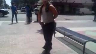 El trompas caminando por las calles de downtown