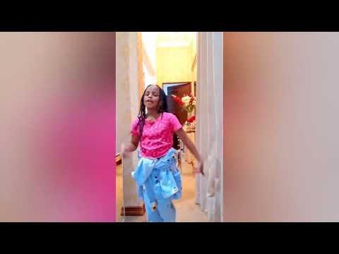 Mtoto wa Diamond Platnumz , princess Tiffah akijifundisha kucheza ❤️❤️❤️ #diamondplatnumz