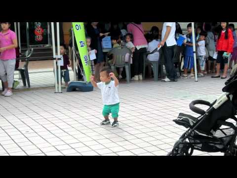 Korean baby dancing to "Oppa Gangnam Style"