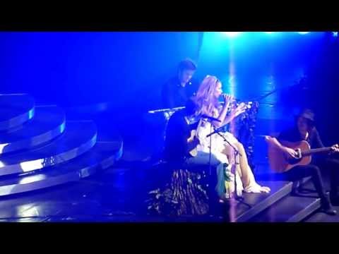 Leona Lewis and Matthew Morrison from Glee singing Over the Rainbow at the 02