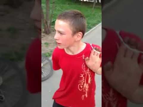 Школьник,пьяница просит пиво у парней.