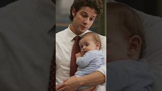 Pedro com seu filho no colo apresenta para Thiago filho dele e Bruna #quemamacuida #novela