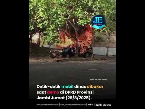 DETIK-DETIK MOBIL DIBAKAR PENDEMO DI DPRD PROVINSI JAMBI 