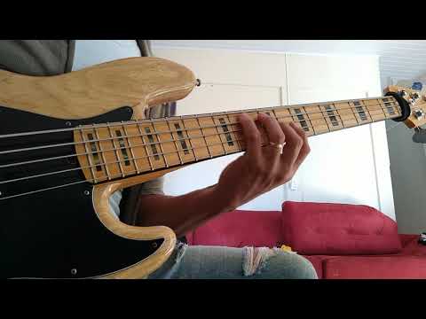 Bass solo improviso