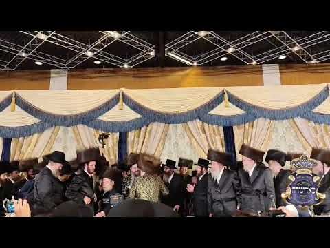 Viznitz Rebbe R'Mendel Dances At the Sadigura Yerushalayim Wedding - Kislev 5786