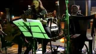 Lara Utzig canta &quot; Fingi na hora rir&quot; durante o especial acústico Los Hermanos