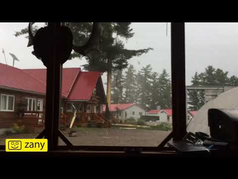 Incredibile - potente fulmine distrugge un albero e appartamento. Thunderbolt