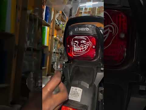 Le troll sur le phare de la moto