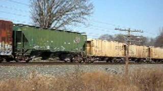 preview picture of video 'CSX  C40-8 7572 & CSX (exSCL) SD40-2 8065 at Fortville'