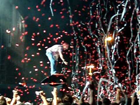 Axl throws mic - Paradise City - Guns N' Roses - Porto Alegre - 16.03.2010