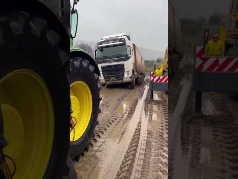 Camionista impantanato nel fango