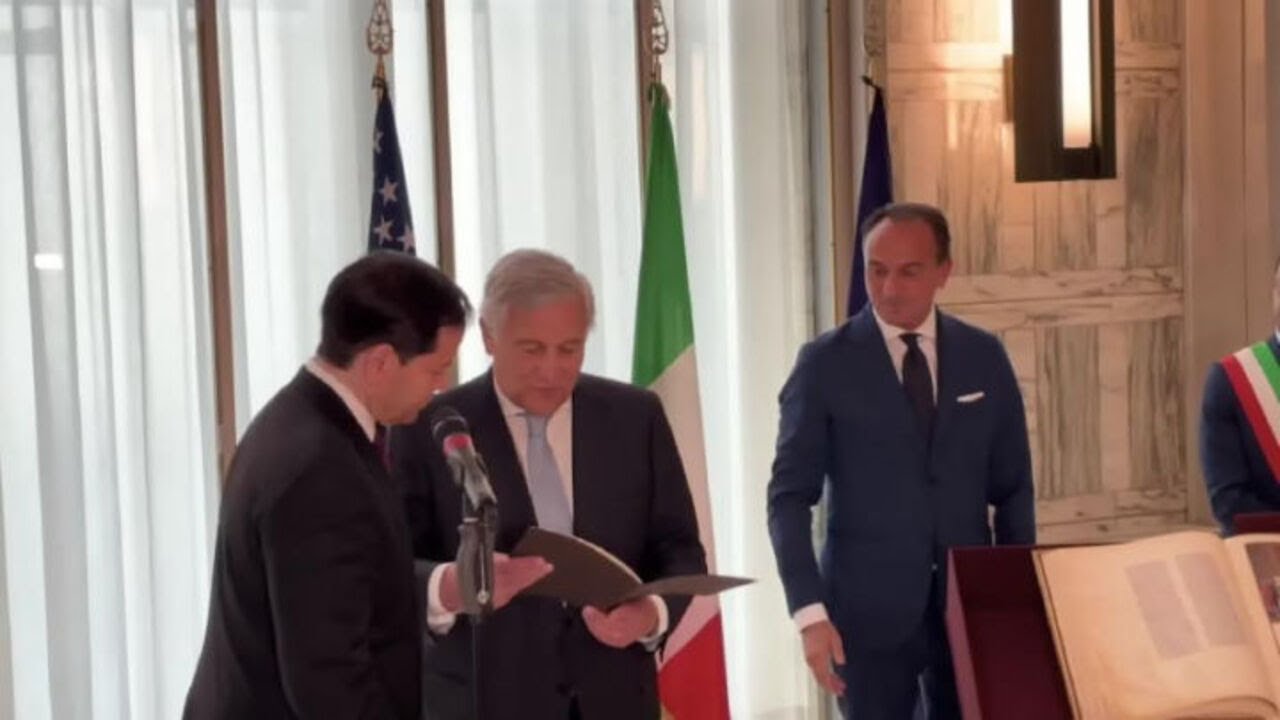 Tajani consegna a Rubio l'albero genealogico della sua famiglia italiana alla Farnesina