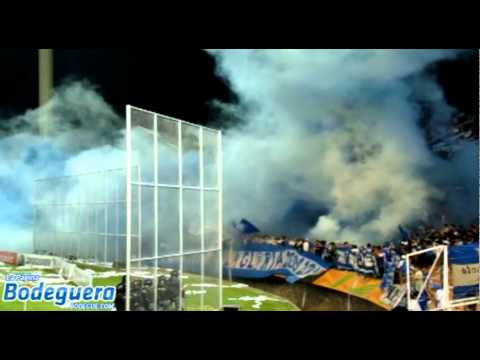 "Recibimiento contra Univesitario - Hinchada de Godoy Cruz" Barra: La Banda del Expreso • Club: Godoy Cruz • País: Argentina