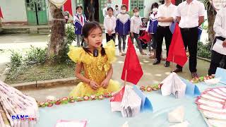 Em bé giới thiệu gian sách ngày hội đọc Việt Nam hay như trên TV