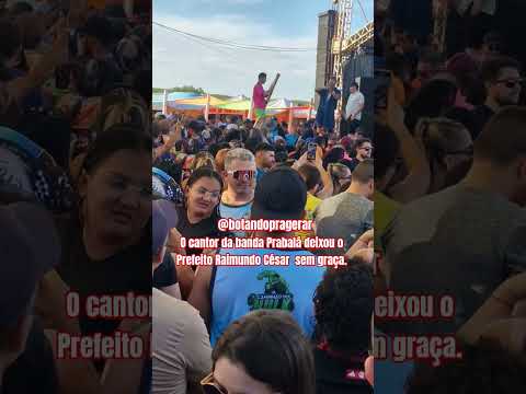 Prefeito de São João do Jaguaribe fica com vergonha após ser ovacionado pelo cantor da banda Prabalá