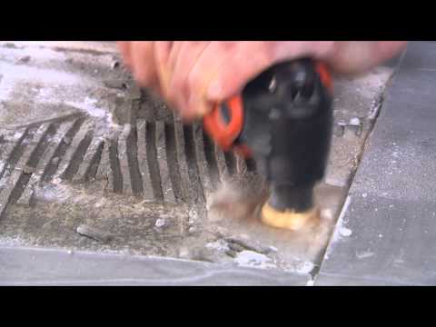 Fliesenkleberreste mit der Hartmetall-Raspel entfernen