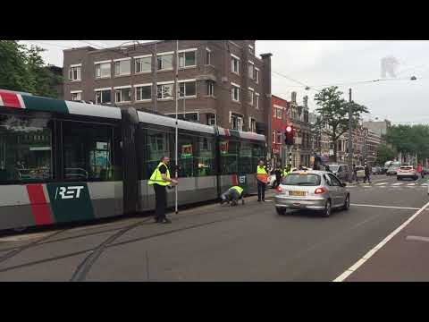 Ontspoorde tram staat dwars over Bergweg in Rotterdam-Noord