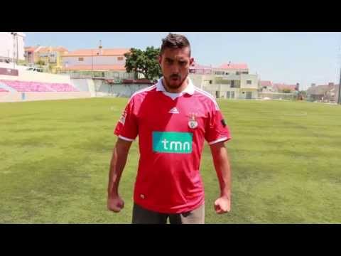 Beto defende penálti de Cardozo mesmo em cima da linha.