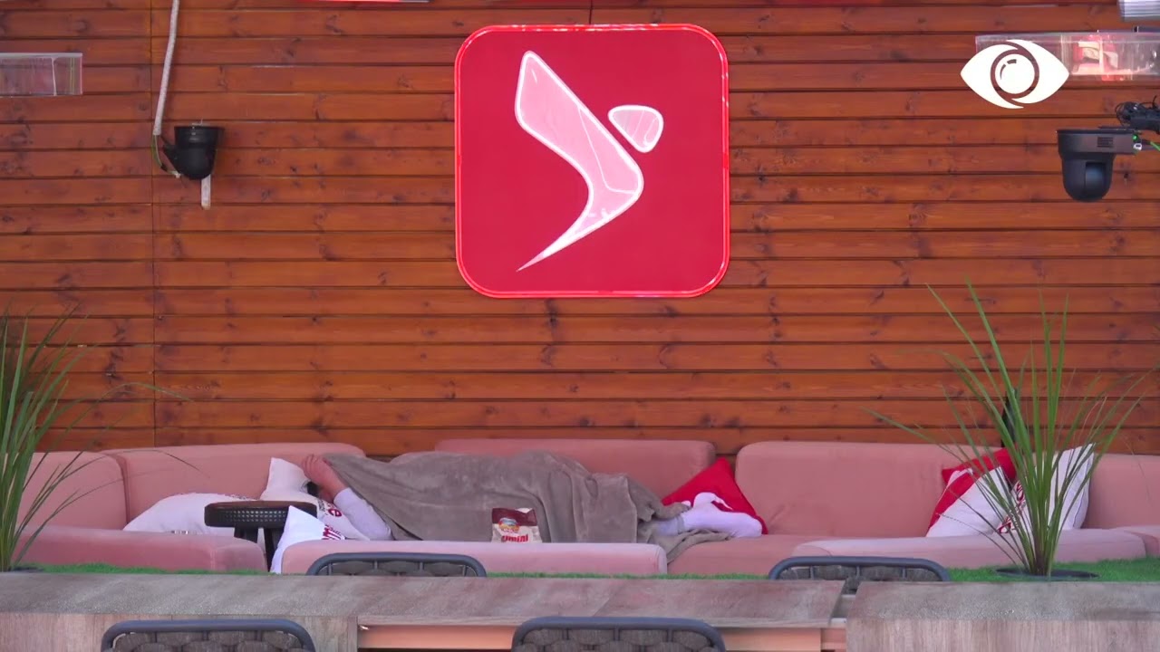 Mëngjesi e gjen Luizin në oborr