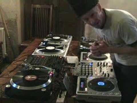 DJ TUTOR, MIXING ON 6 TURNTABLES AT THE SAME TIME
