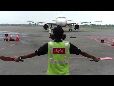 Syarat Menjadi Juru Parkir Pesawat / Larangan Terbang Ke Kamboja Inaca Buka Suara Ekonomi Bisnis Com
