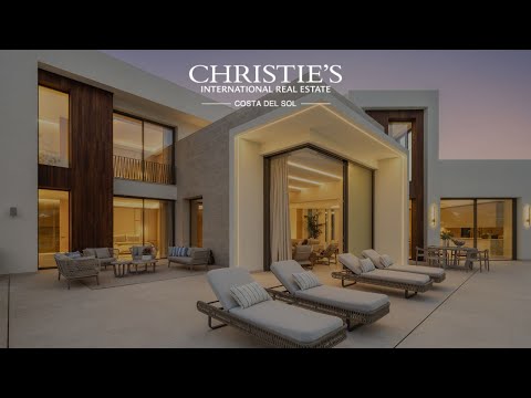 Sublime modern front line golf villa near a golf course in Las Brisas Golf