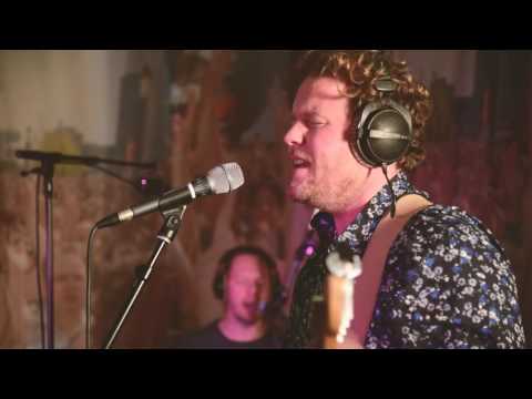 Her Majesty - Carry On - Live uit Lloyd