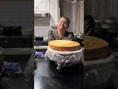 Enlechando pastel de 150 porciones 