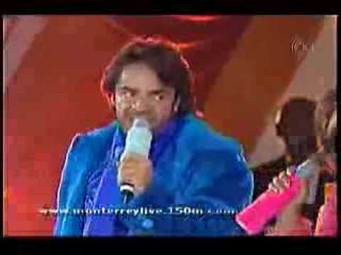 Eugenio Derbez - cantando 