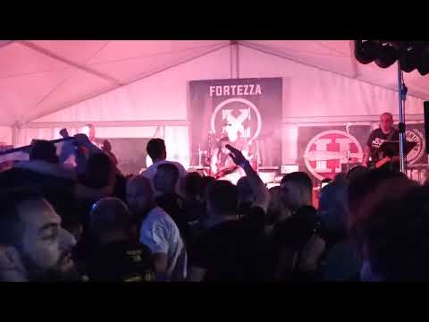 gli Ultima Frontiera cantano Lucio Battisti al Fortress 2023 a Verona