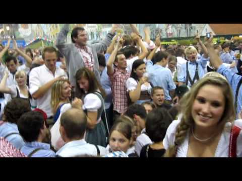 Wiesn 2009 Hacker Festzelt - Allee Allee... Eine Straße, viele Bäume